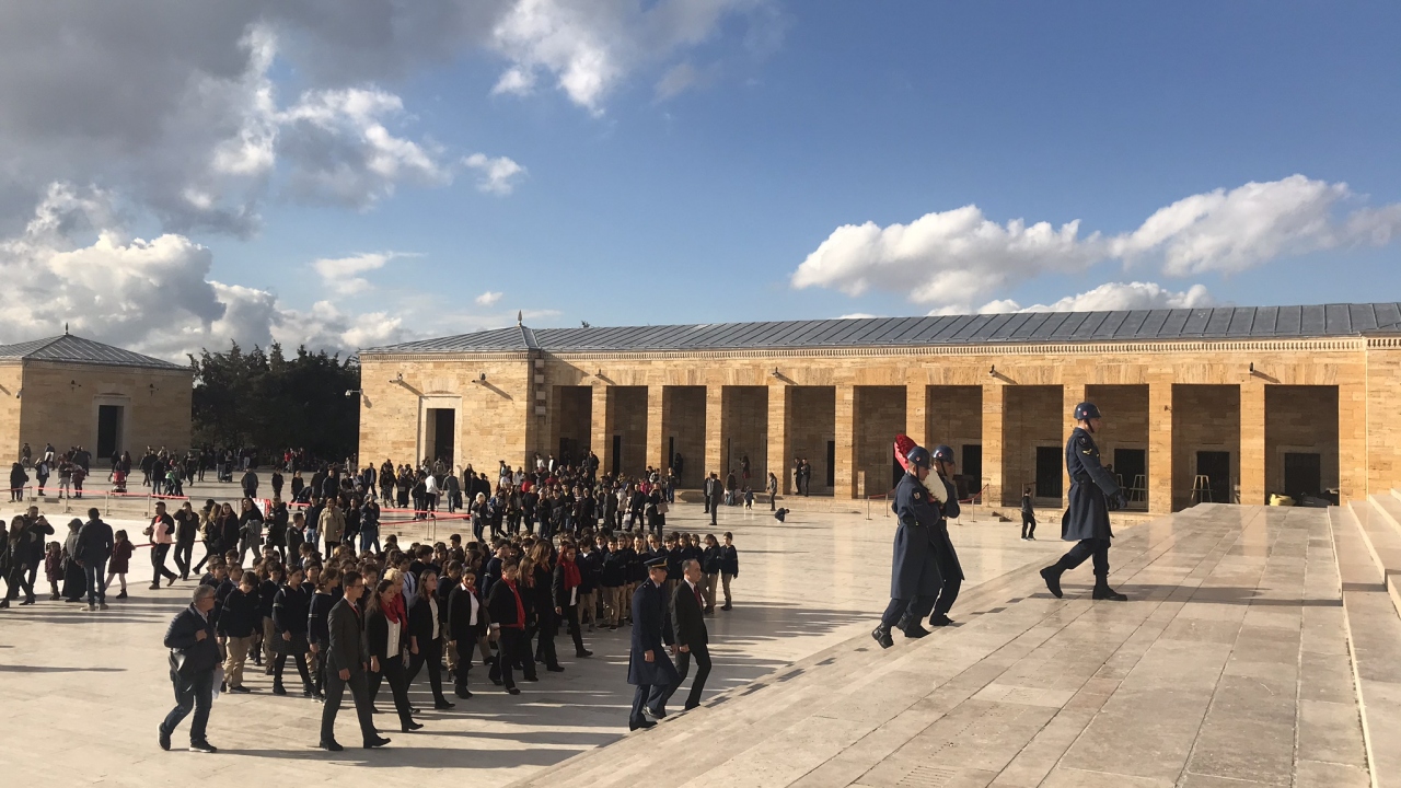 El Mausoleo de Atatürk fue visitado por muchos turistas nativos y extranjeros en el fin de semana
