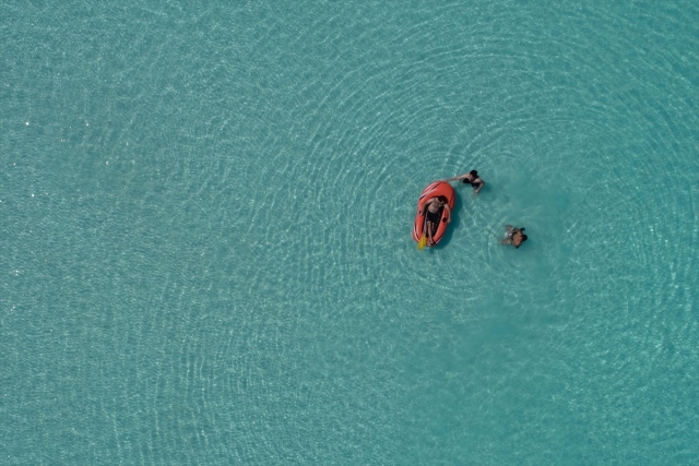 El lago Salda en el distrito de Yeşilova de Burdur, que se bautiza como las islas Malvidas por su arena blanca y transparencia acuática, acogió a alrededor de 300.000 visitantes en la temporada veraniega.