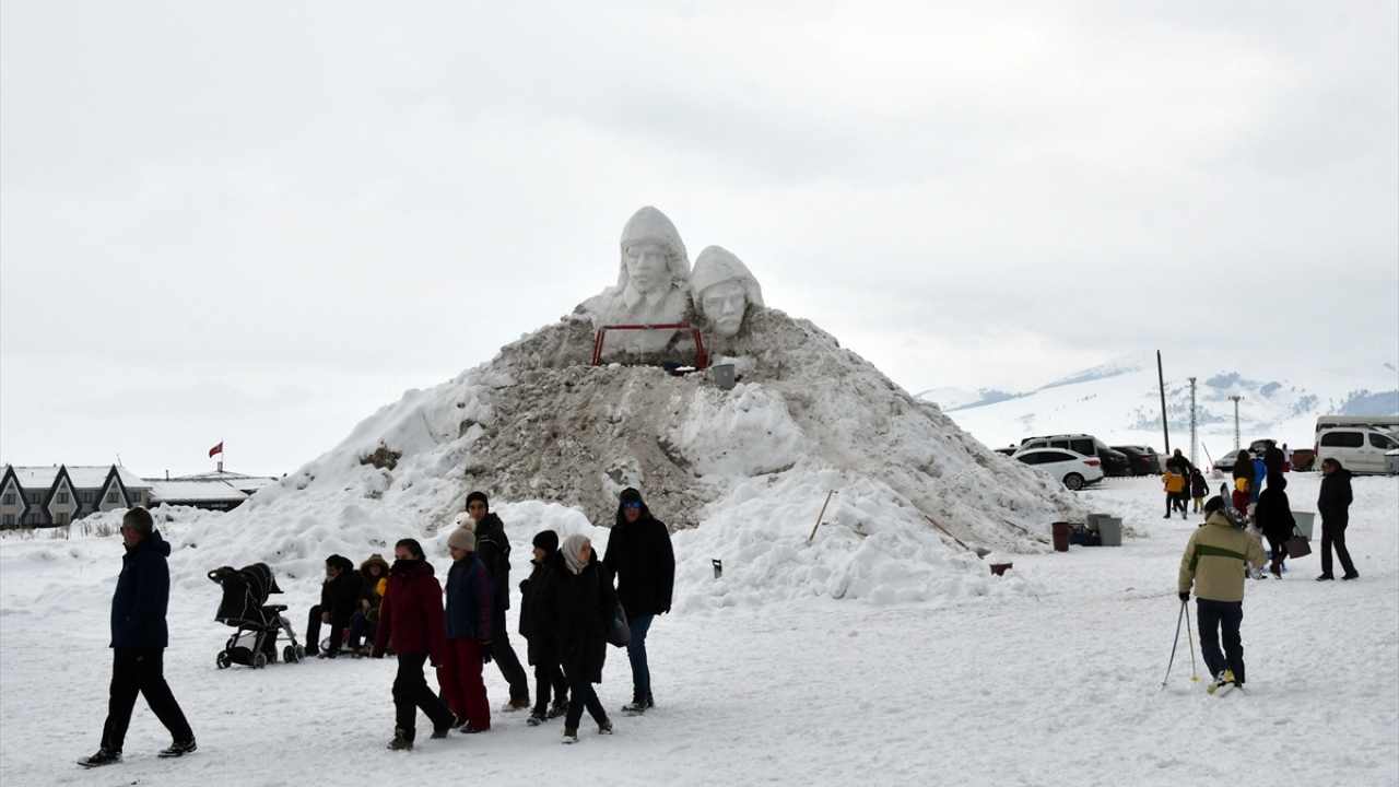 Han comenzado la construcción de esculturas de nieve que se exhibirán en el marco de la conmemoración del 105 aniversario de la Operación Sarıkamış, que tendrá lugar del 3 al 5 de enero en el distrito Sarıkamış de la provincia de Kars, en el este de Turquía.