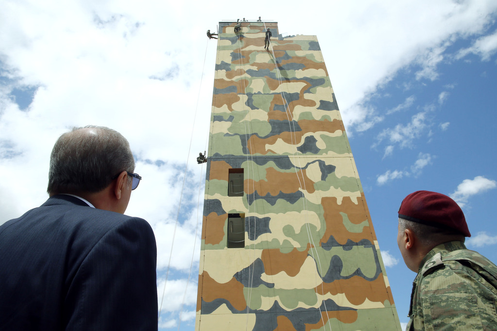 Erdogan rend visite aux forces spéciales à Ankara