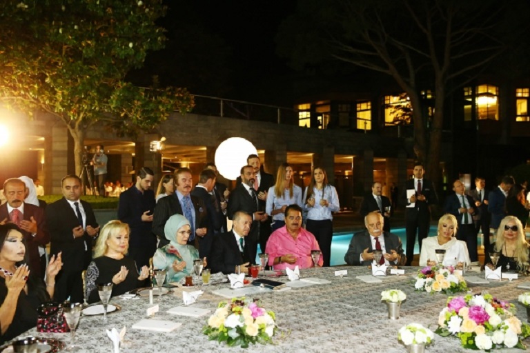 Törkiyä ilbaşı Ärdoğan xäläl cefete belän bergä İstanbulda Tarabya sarayında sänğät’çelär häm sportçılar belän iftar aşında oçraştı