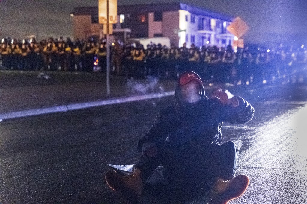 Continúan las protestas en Minneapolis por muerte de Daunte Wright