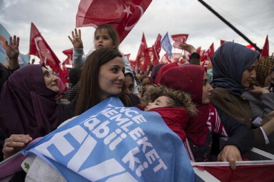Ärdoğan referendumnan soň ilbaşı idaräse kölliyätendä xalıq belän oçraştı