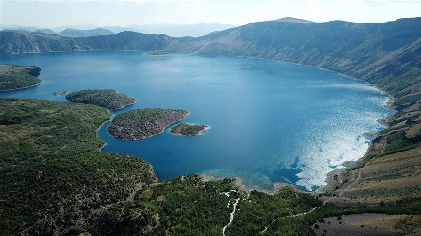 Nəmrud dağının və krater göllərinin möhtəşəm qarlı mənzərəsi