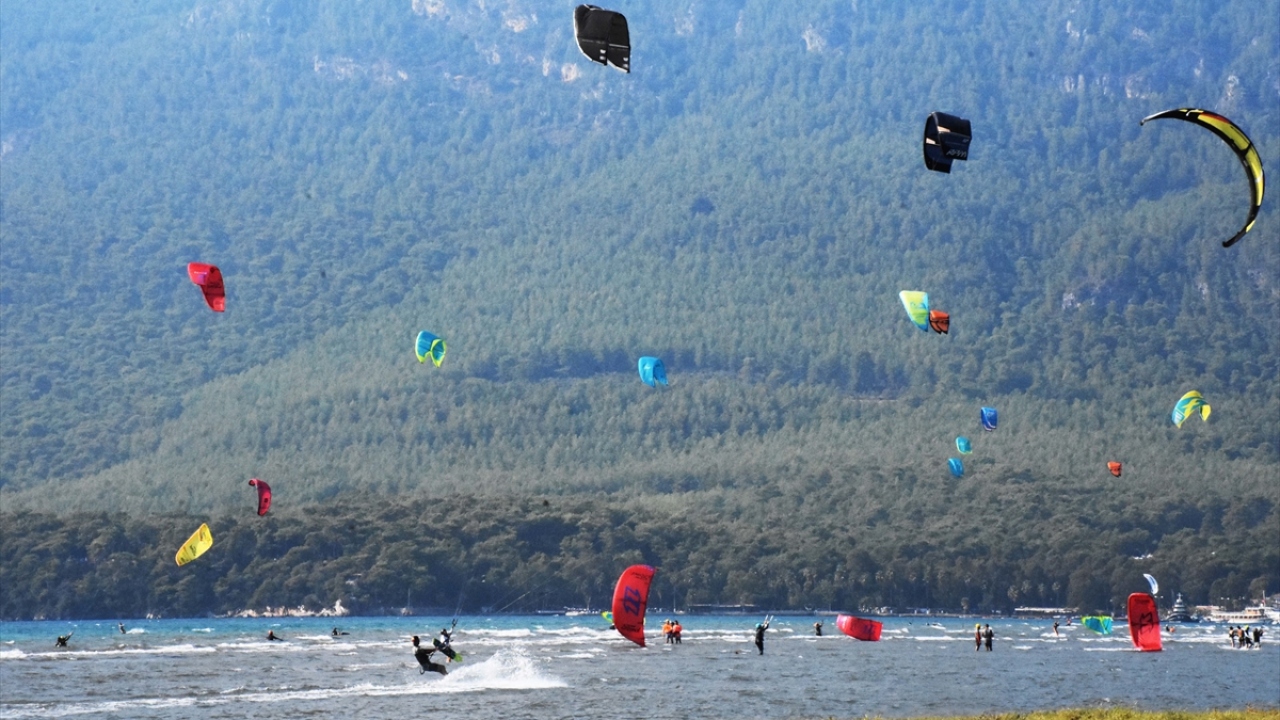 El barrio de Akyaka en el distrito de Ula de Muğla da la bienvenida a los entusiastas del windsurf y el kitesurf.