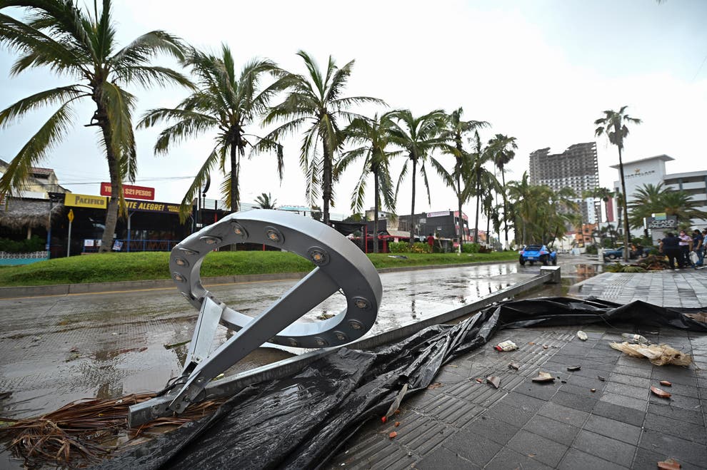 El huracán Pamela genera fuertes vientos y lluvias en México