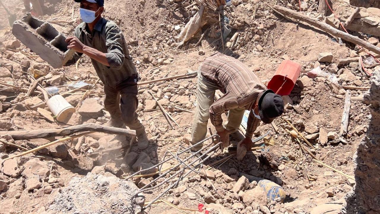 Los equipos siguen trabajando para llegar a quienes están bajo los escombros en las regiones afectadas por el terremoto.