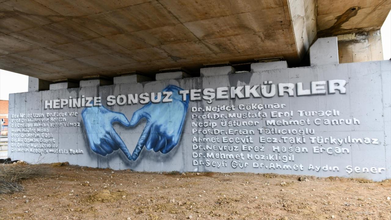 Grafitis rinden homenaje a los trabajadores de la salud en Ankara