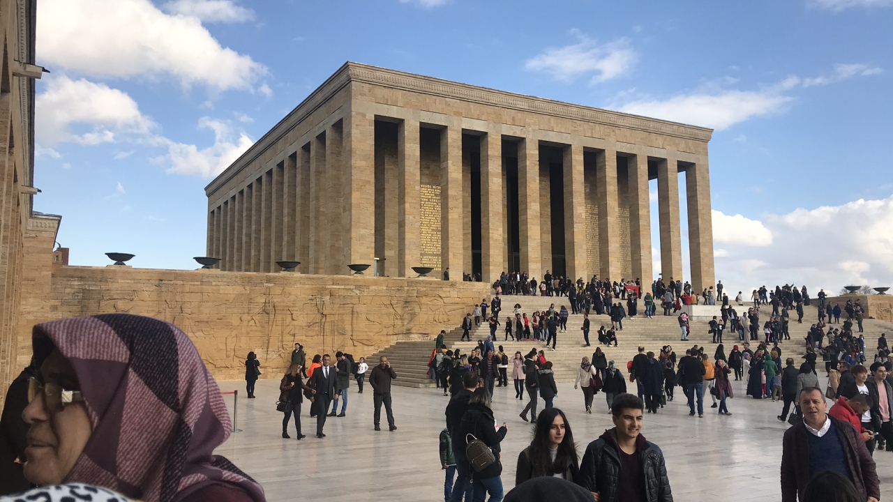 Los turistas nativos y extranjeros que gozaron del sol en el fin de semana visitaron el Mausoleo de Atatürk