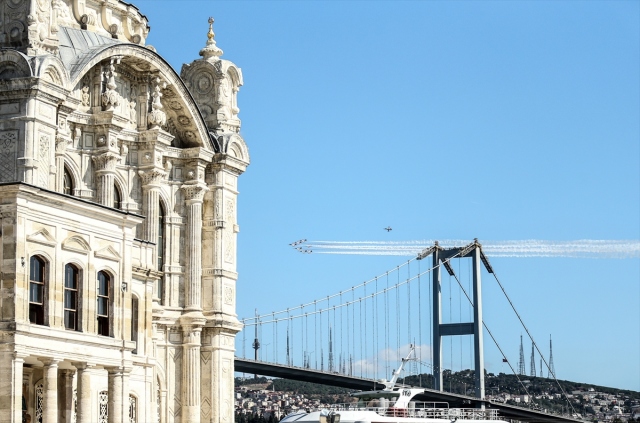 Las Estrellas Turcas sobrevuelan el Bósforo de Estambul