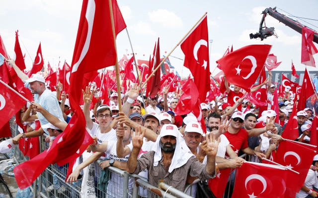 Des millions de personnes affluent à Yenikapi