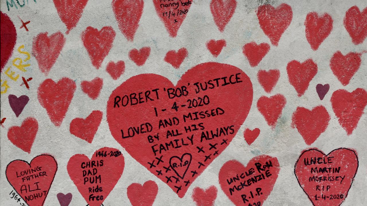Muro de corazones para conmemorar a las víctimas del Covid-19 en el Reino Unido