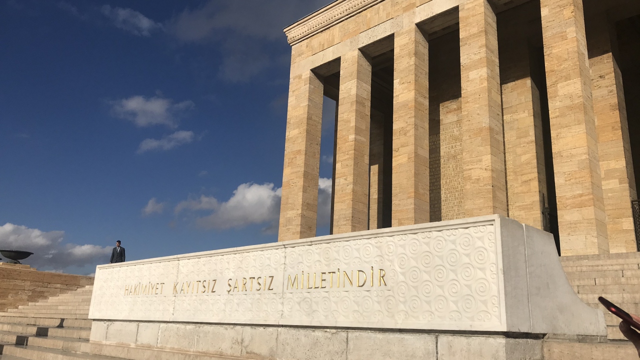 Los turistas nativos y extranjeros que gozaron del sol en el fin de semana visitaron el Mausoleo de Atatürk