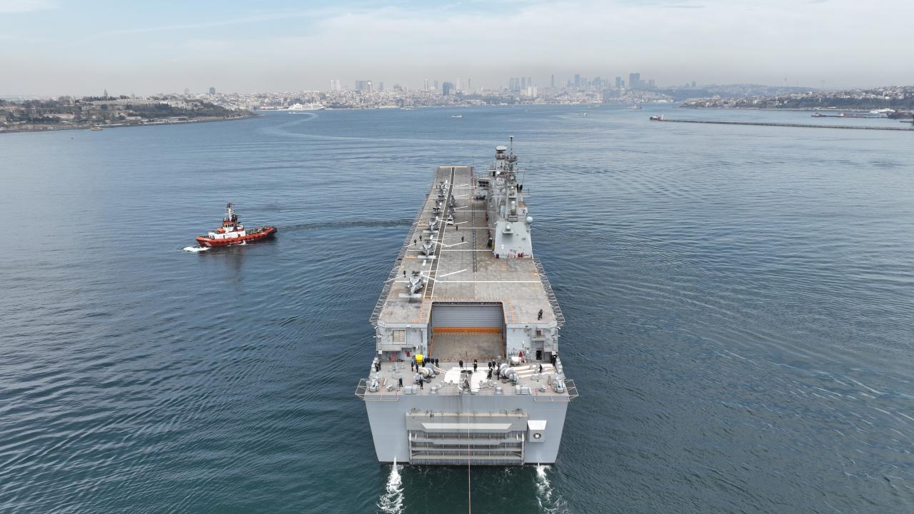El primer buque del mundo que transporte drones armados TCG Anadolu se abre hoy a la visita pública en Estambul.
