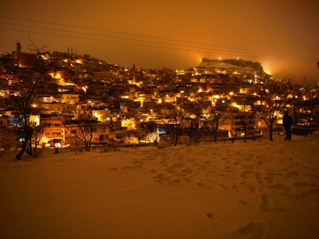 Se iluminaron las obras históricas de Mardin bajo la nieve
