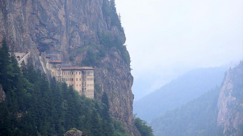 Tras la apertura a la visita completando la primera parte de los trabajos de restauración del Monasterio de Sumela, una de las importantes rutas del turismo de creencia, en el primer mes fue visitado por 50 mil turistas nativos y extranjeros.