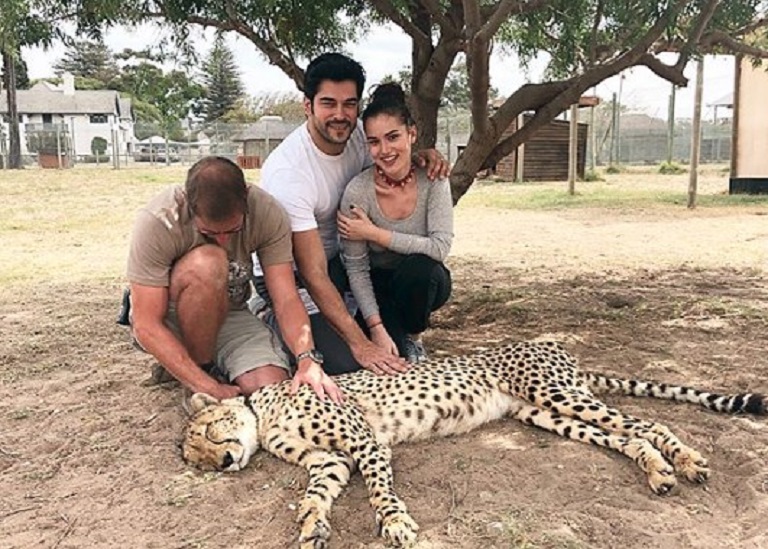Fahriye Evcen y Burak Özçivit disfrutan de vacaciones en Sudáfrica