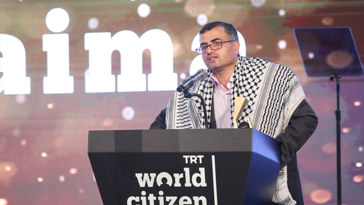 Ahmed Abu Retaima, el escritor y poeta palestino, Ahmed Abu Retaima, recibió el Premio de Comunicador por haber dado esperanzo a los palestinos con su sueño que compartió en las redes sociales.