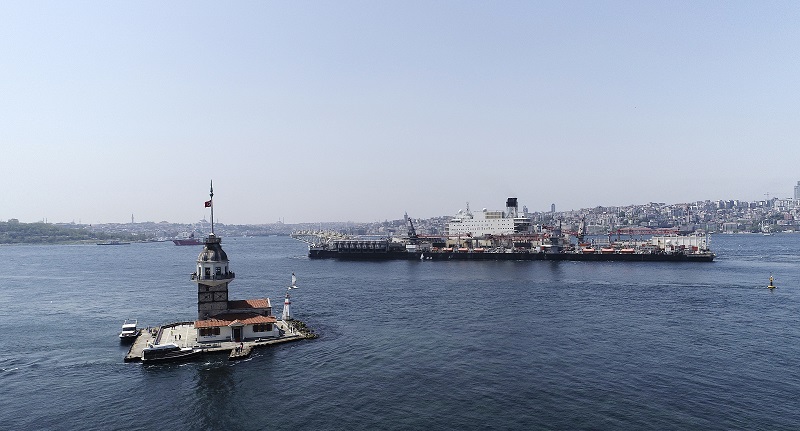 El barco de construcción más grande del mundo atraviesa el Bósforo de Estambul