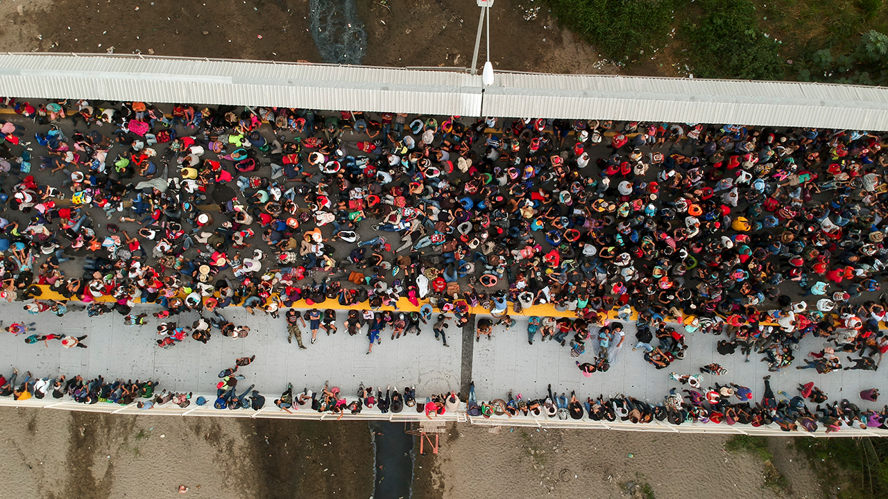 Miles de migrantes cruzan la frontera mexicana para llegar a EEUU