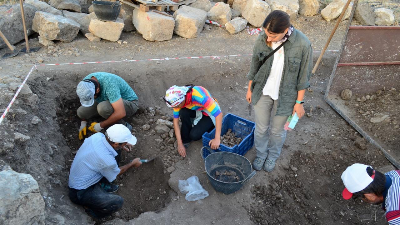 El mausoleo del astrónomo y poeta Aratos fue desenterrado arqueológicamente durante las excavaciones en la antigua ciudad de Soli Pompeiopolis en Mersin.