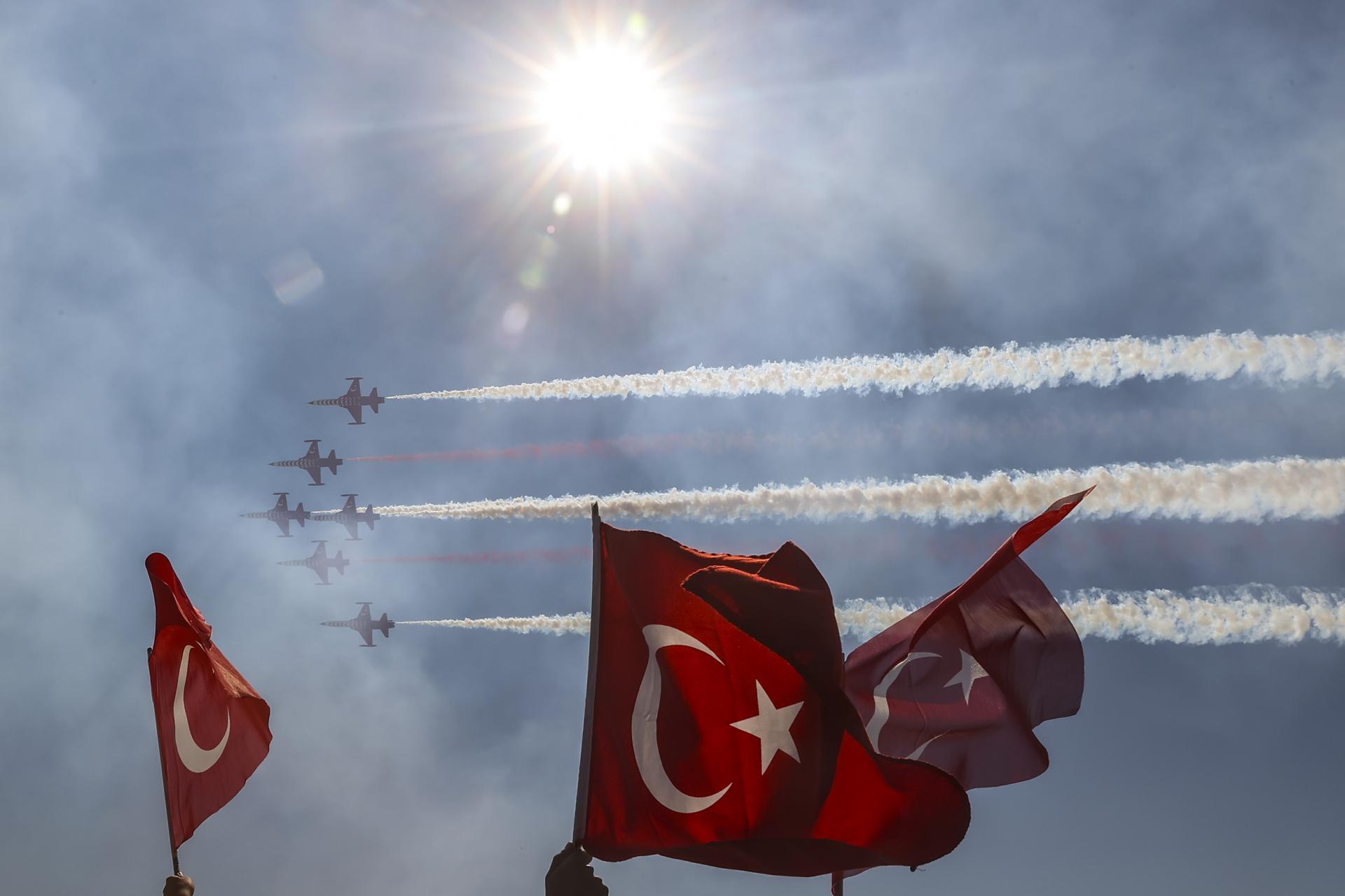 Performans "Turskih zvijezda" iznad Istanbula tokom festivala vazduhoplovstva i tehnologije TEKNOFEST