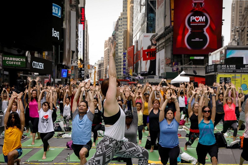 Centenares de personas celebran en Times Square el Día Internacional del Yoga