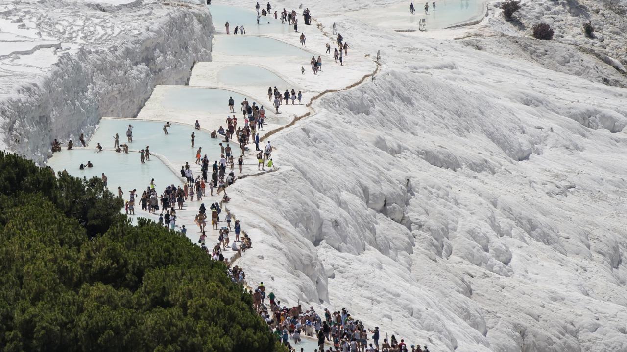 1,9 millones de personas visitaron el Castillo de Algodón (Pamukkale) en 11 meses