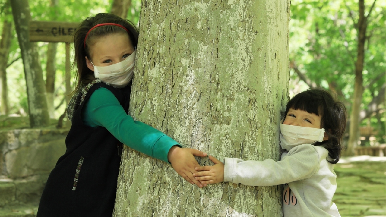 Los parques en Turquía se llenan con el sonido de los niños