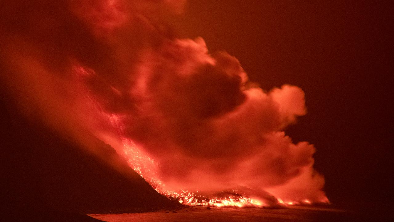 Llava e vullkanit La Palma arrin në Oqeanin Atlantik