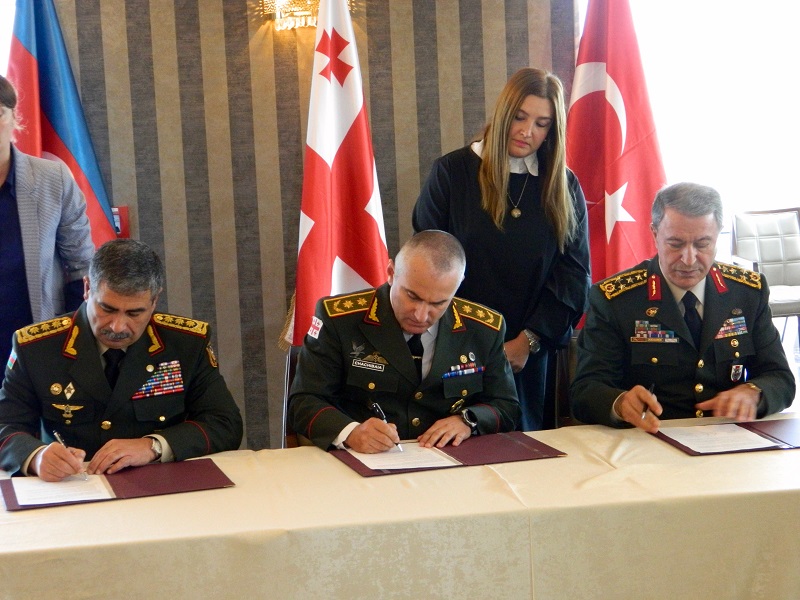 ჰულუსი აქარი საქართველოს დედაქალაქ თბილისში თურქეთ-საქართველო-აზერბაიჯანის გაერთიანებული შტაბების მეთაურთა სამმხრივ შეხვედრას დაესწრო