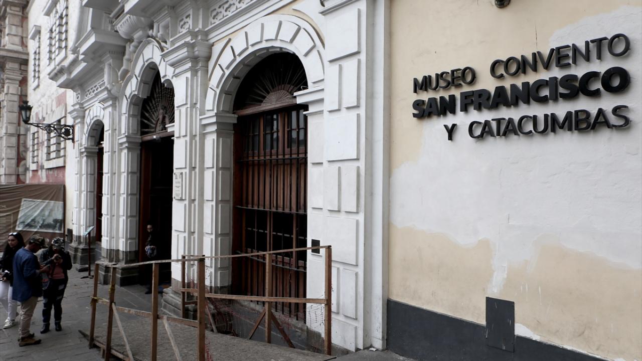 El cementerio contiene los restos de miles de personas enterradas entre los siglos XVI y XIX como parte de sus creencias religiosas.