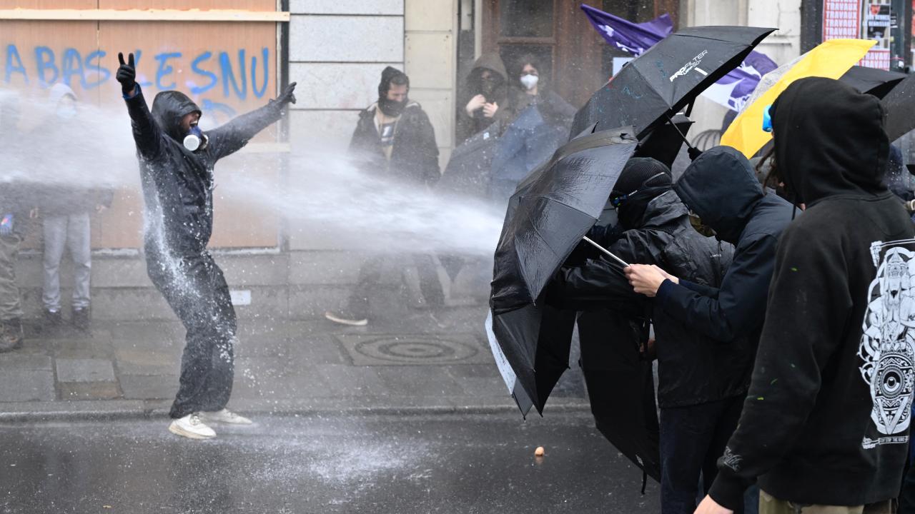 Decisión de centenares de miles de personas para seguir a las protestas y huelgas en Francia
