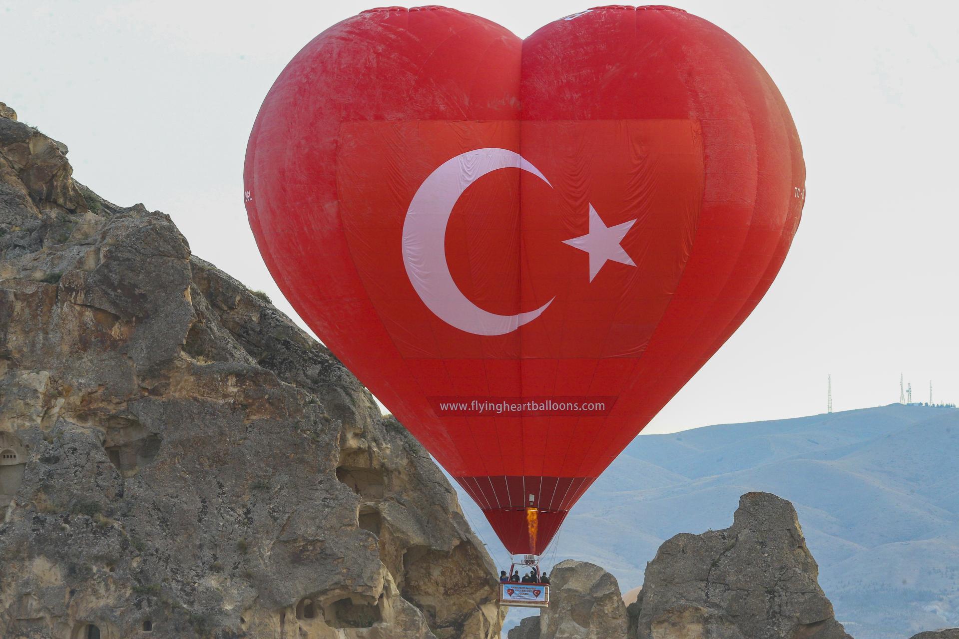 Turska: Crveni balon u obliku srca sa simbolima turske zastave nad Kapadokyom