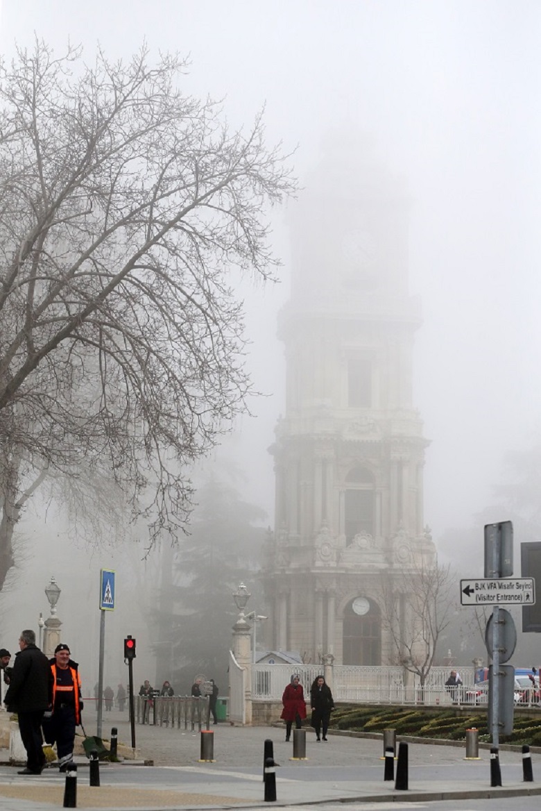 Le brouillard enveloppe la merveilleuse ville d'Istanbul