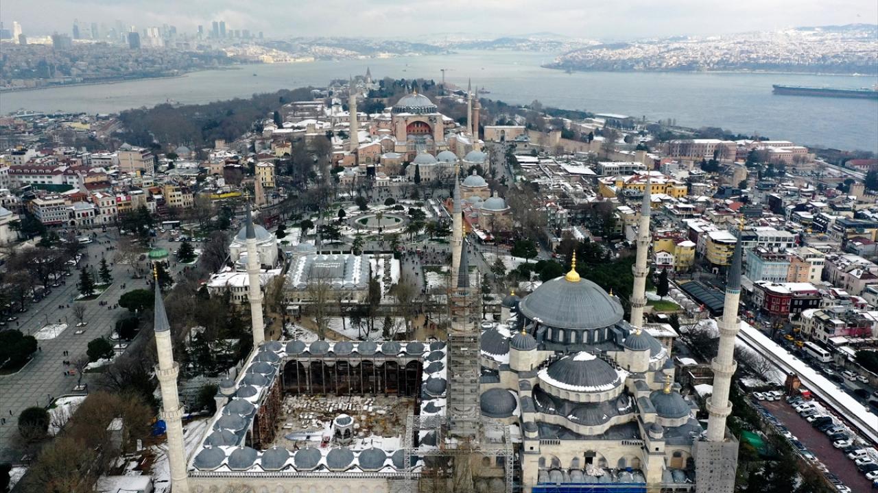 La nevada pierde fuerza poco a poco en las plazas de la Mezquita de Santa Sofia y Sultanahmet