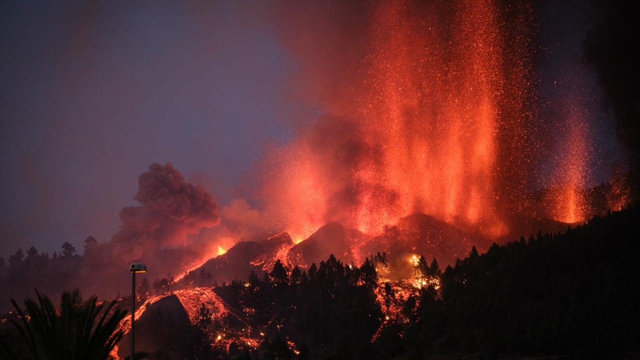La actividad volcánica en La Palma obliga a una evacuación masiva