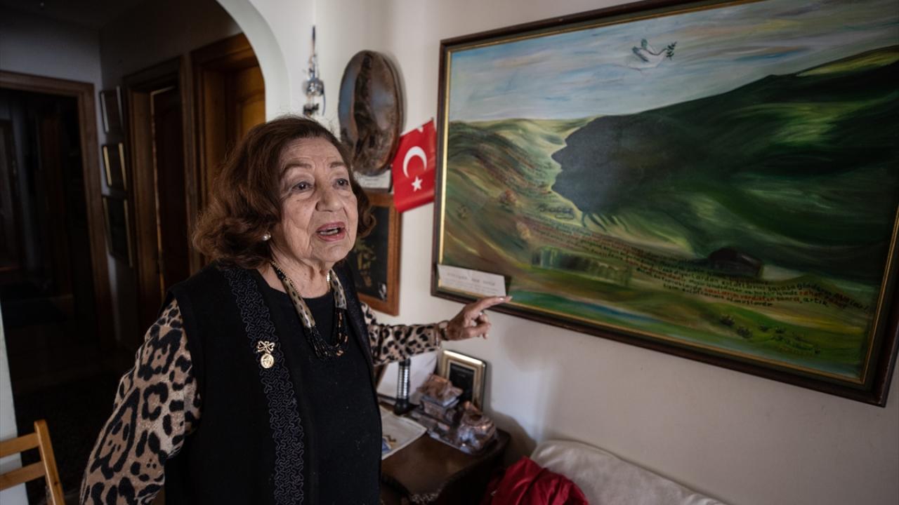 Özcan Atamert, hija del mayor general Daniş Karabelen Bajá, veterano de Çanakkale, mantiene vivos los recuerdos de guerra de su padre en su casa de Kadıköy.