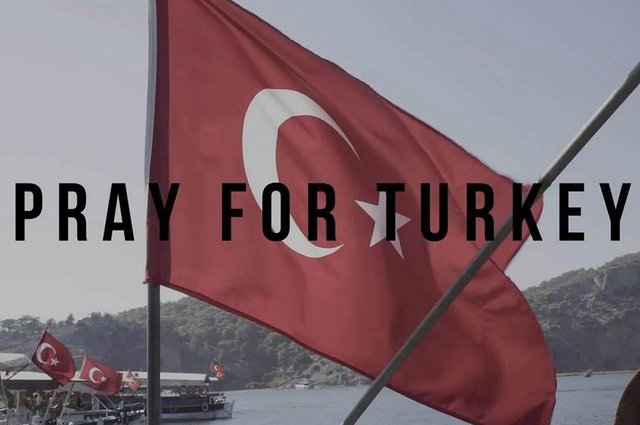 تلعین حمله تروریستی استانبول با تم "Pray For Istanbul"