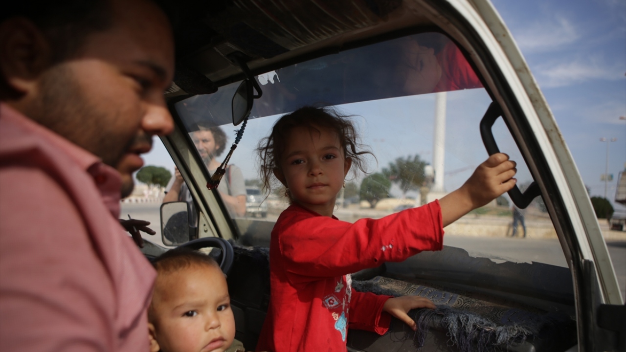Civiles sirios regresan a Tel Abyad y reciben ayuda humanitaria de la Medialuna Roja Turca