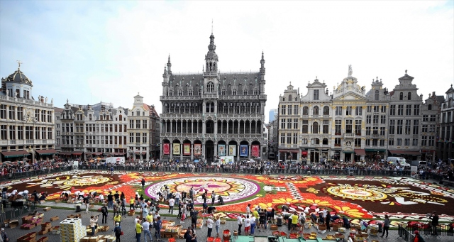 Permaidani Bunga Raksasa Motif Latin di Brussels