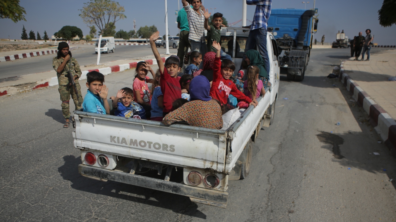 Civiles sirios regresan a Tel Abyad y reciben ayuda humanitaria de la Medialuna Roja Turca