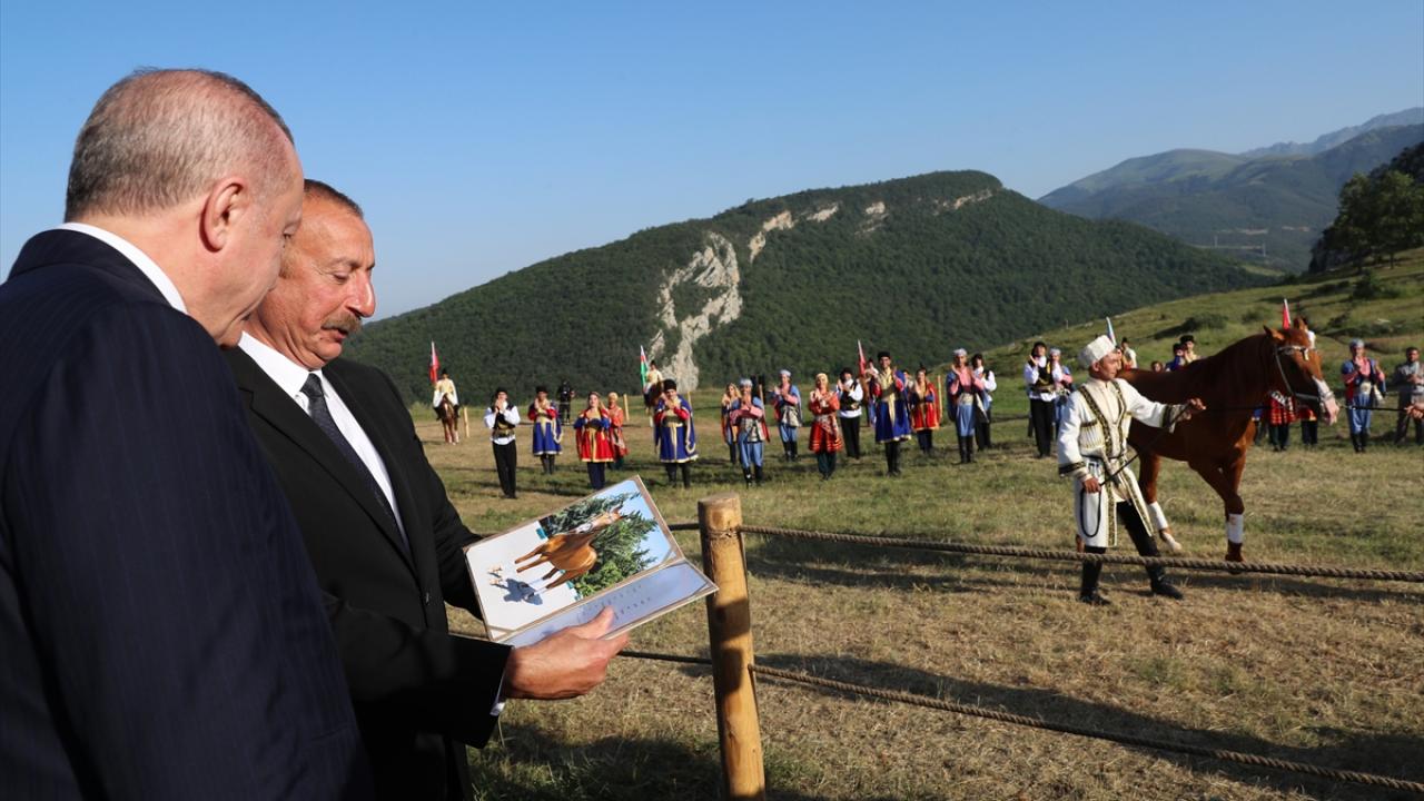 El presidente Erdogan ha visto la carrera de caballos en Shusha con su par azerbaiyano Aliyev