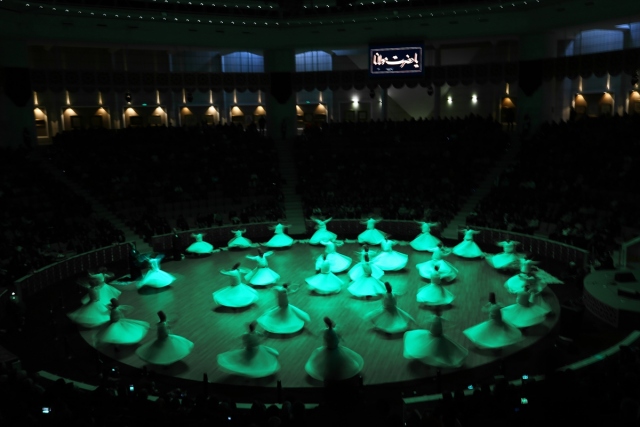 En la Ceremonia Internacional de Şeb-i Arus (Noche de Boda) de Mevlana, los miembros del Grupo de la Música Sufí de Konya del Ministerio de Cultura y Turismo presentaron el espectáculo de baile de sema (danza sufí).