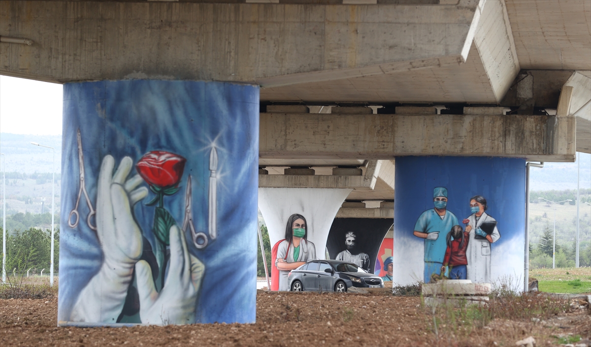 Vizatime grafiti në Ankara me tematikë Covid-19