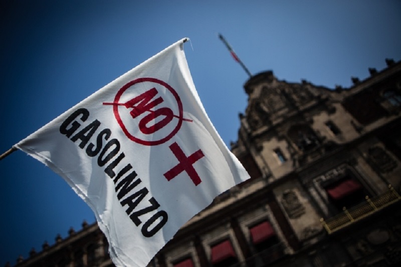 Cientos de personas protestan el alza de gasolina en México