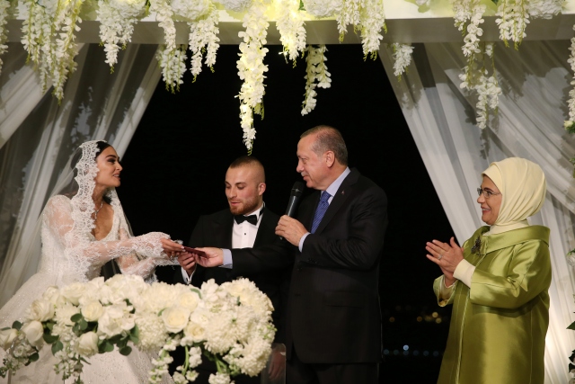 El presidente Erdogan participó en la ceremonia de matrimonio de Gökhan Töre.