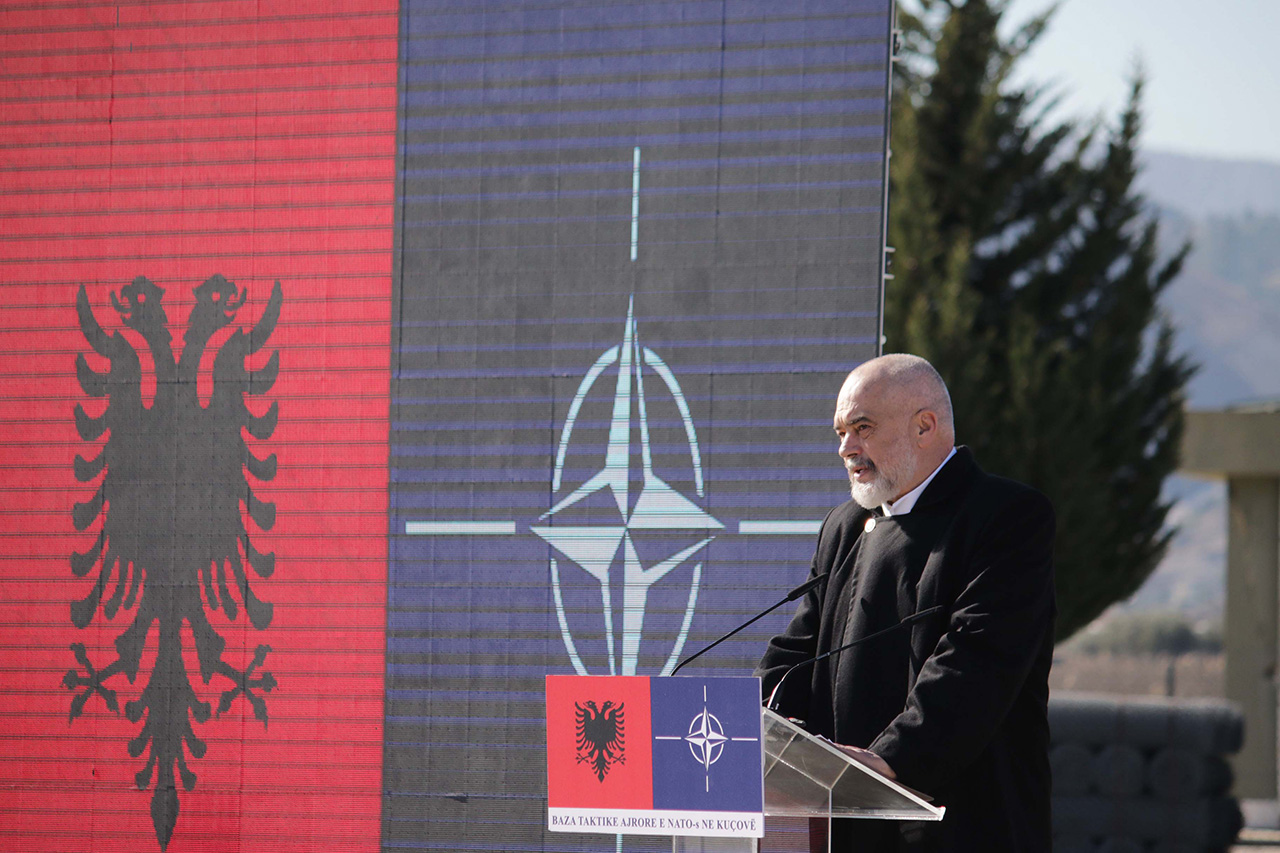 Shqipëri - Nis puna për modernizimin e bazës ajrore të NATO-s në Kuçovë