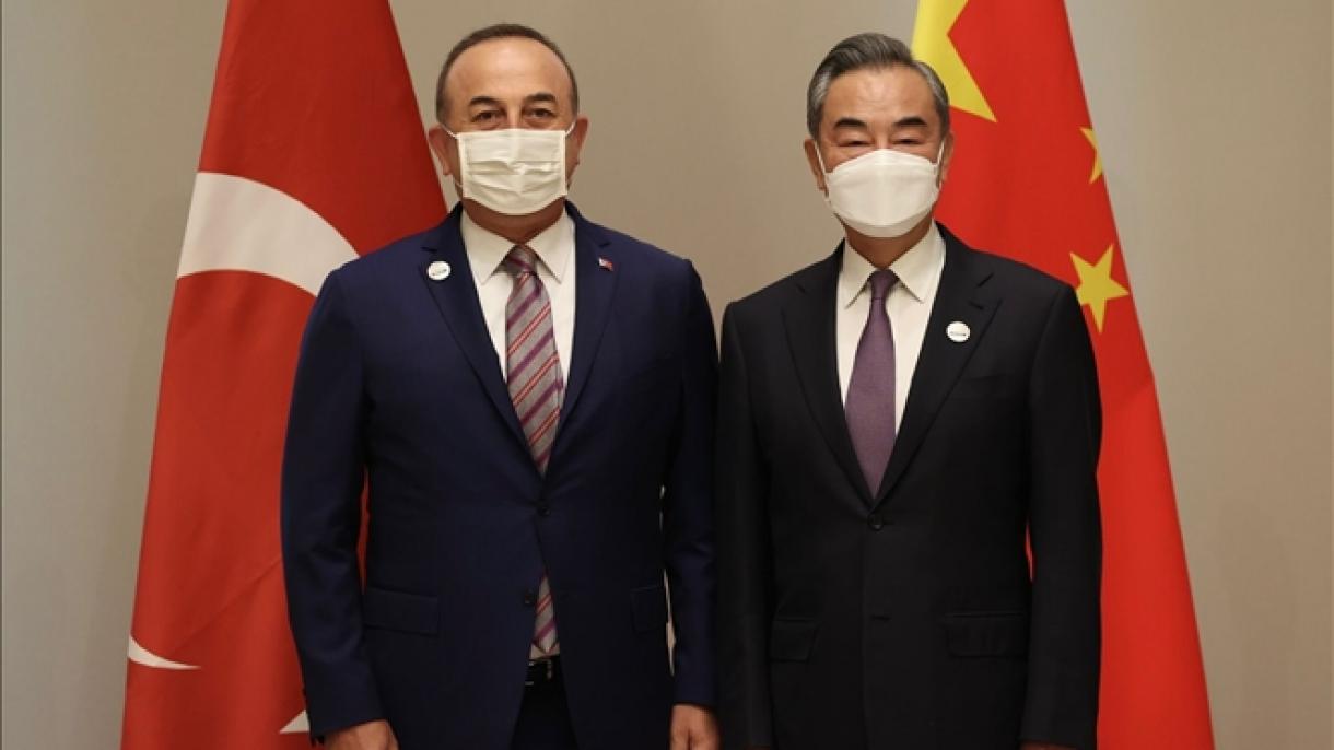 Çavuşoglu e seu homólogo chinês discutem as relações Turquia-China