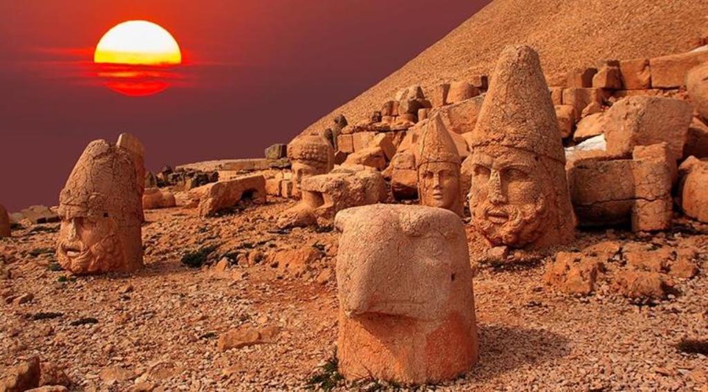 کوه نمرود و مجسمههای غولآسای پادشاهی کوماژن